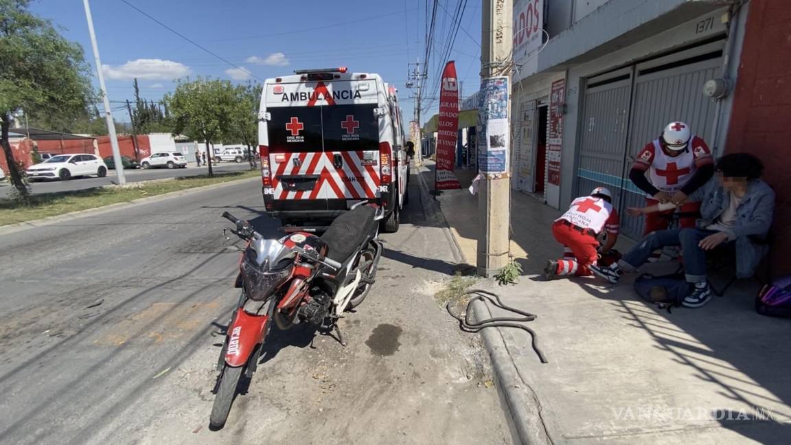 Saltillo: motociclista evita choque, pero resulta herido