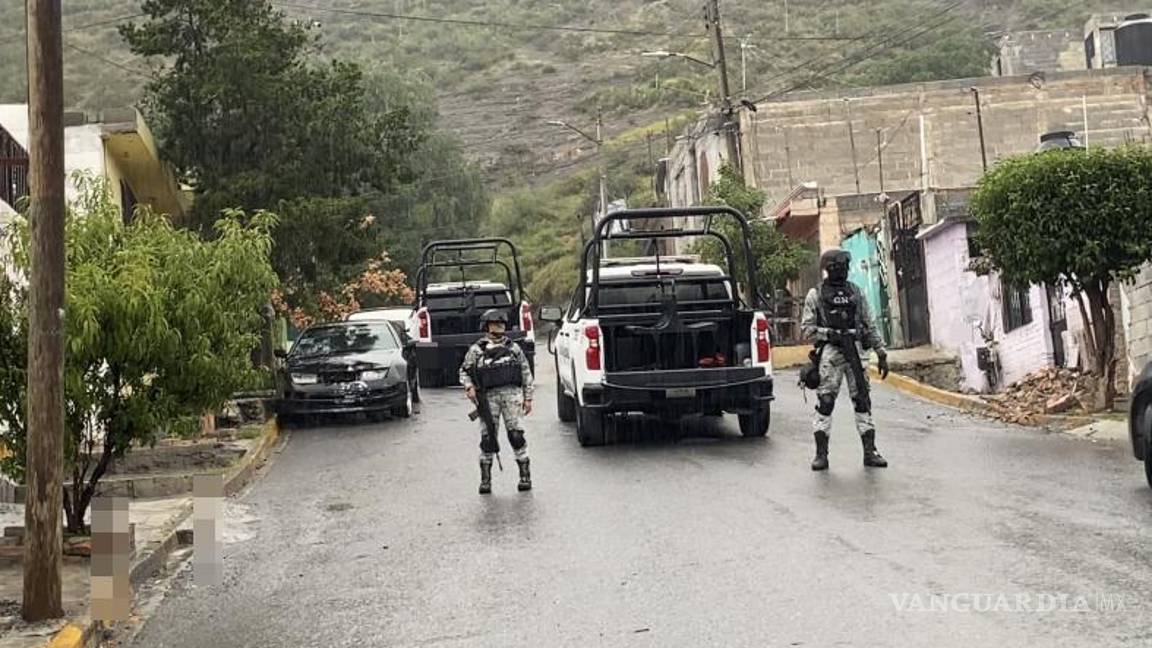 $!Las autoridades bloquearon el acceso vehicular y peatonal mientras se realizaba el cateo en la calle Raúl Malacara.