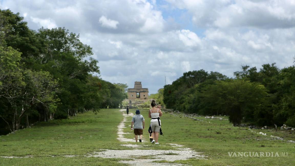 $!Personas visitan la zona arqueológica Dzibilchaltun en el ejido de Chablekal, estado de Yucatán (México).