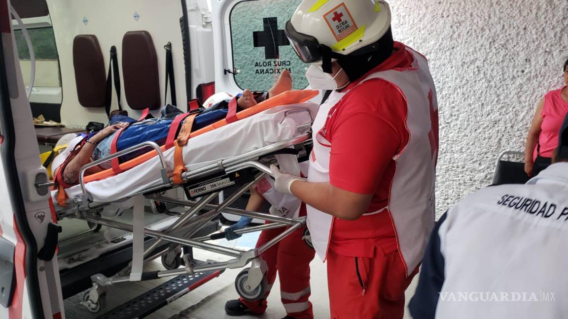 $!Los paramédicos brindaron los primeros auxilios prehospitalarios a los heridos y los estabilizaron antes de ser trasladados.
