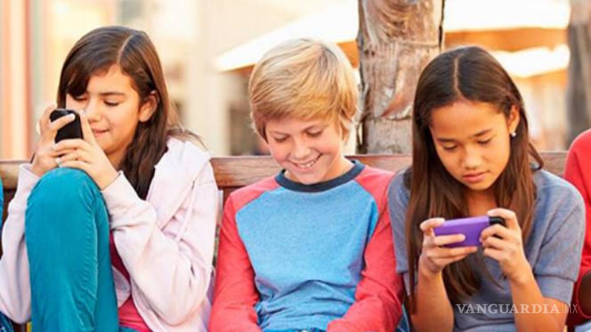 Anuncian prohibición de uso de celulares y audífonos en secundaria de Saltillo