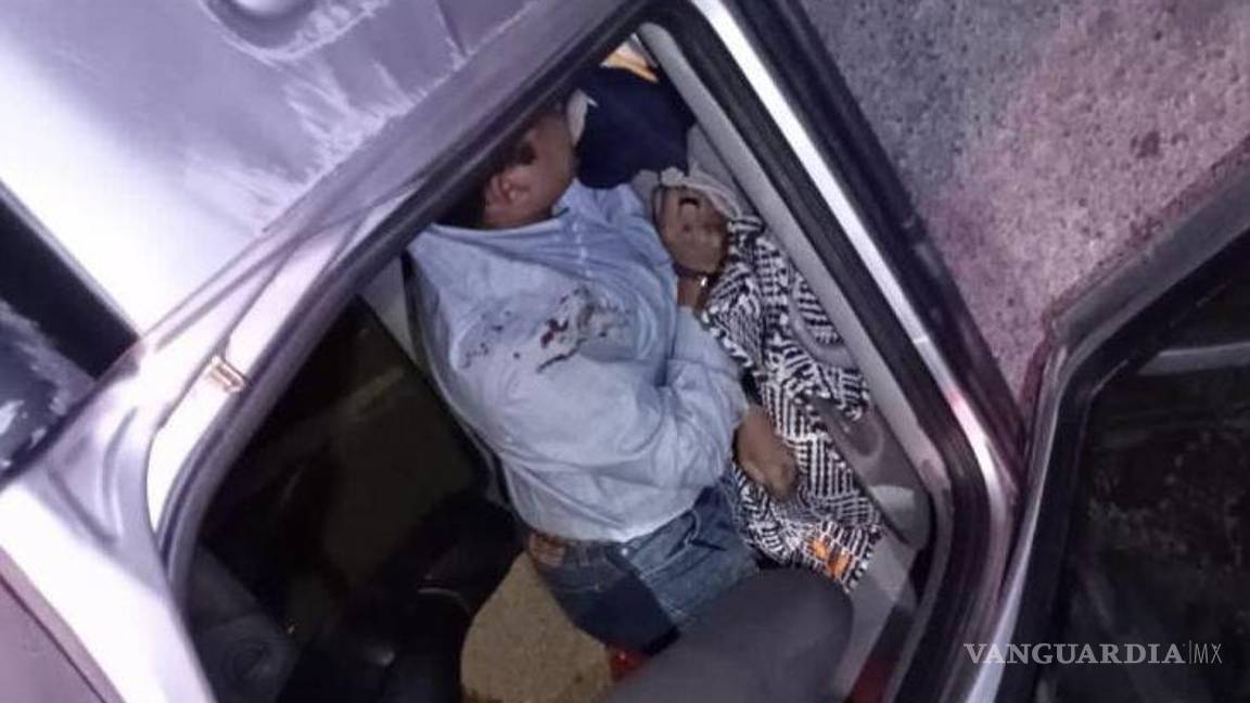 $!El hombre fue ayudado para salir del auto.