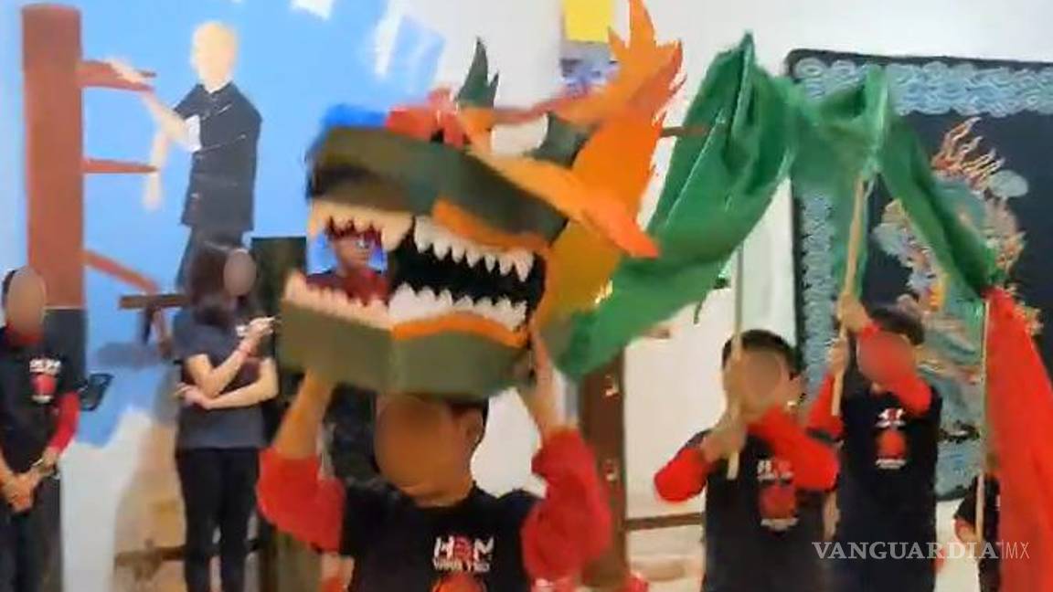 $!La danza implica movimientos coordinados que hacen que el dragón serpenteé, se contorsione y se mueva de manera dinámica.