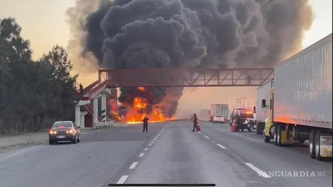 Pipa vuelca y se incendia en carretera libre Saltillo-Monterrey; cierran tramo a la circulación