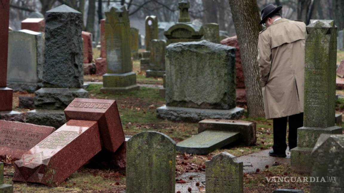 Vándalos derriban lápidas en cementerio judío en Missouri
