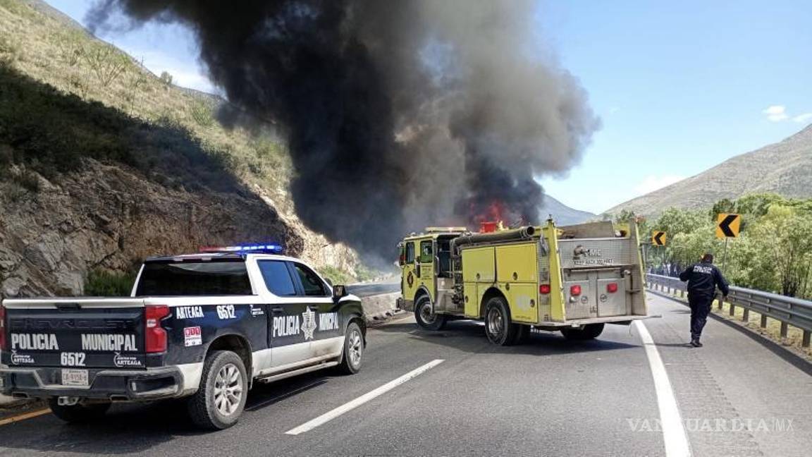 $!Bomberos de Arteaga y personal de CAPUFE trabajaron por varios minutos para sofocar el fuego que consumió la unidad de carga.