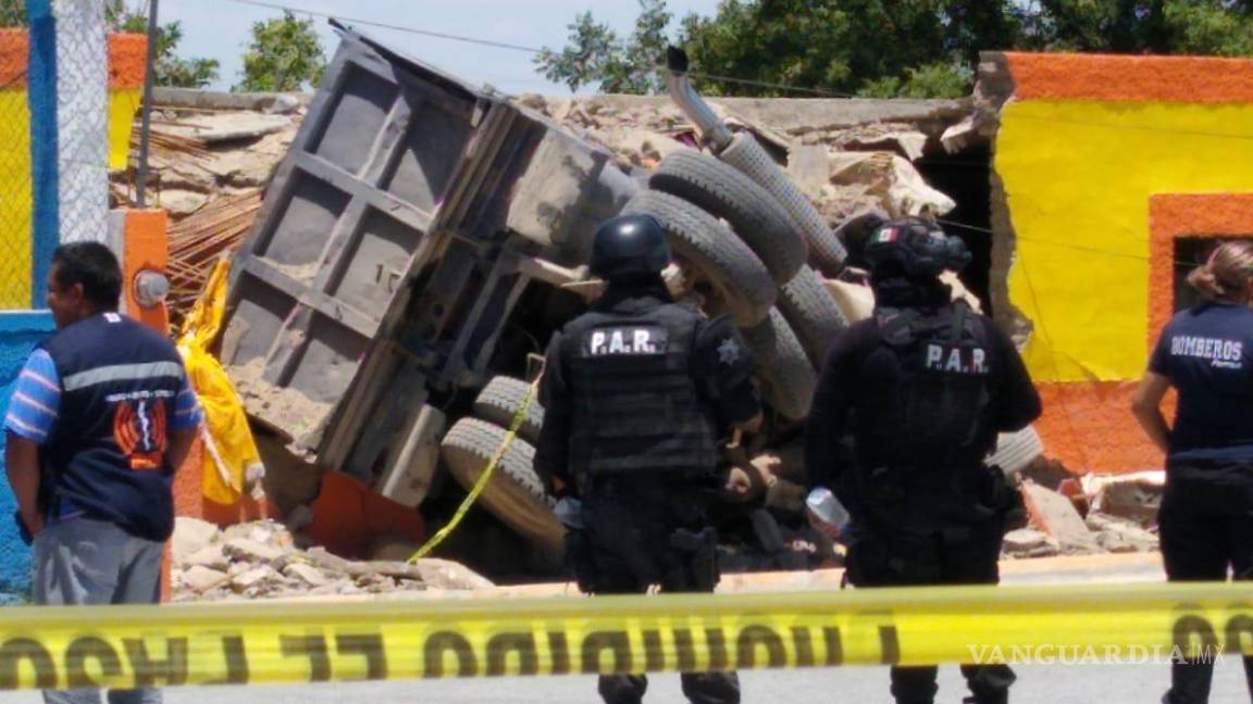 Camión cargado de asfalto se estrella contra casa y mata a mujer en Parras; cuatro personas resultan heridas (video)