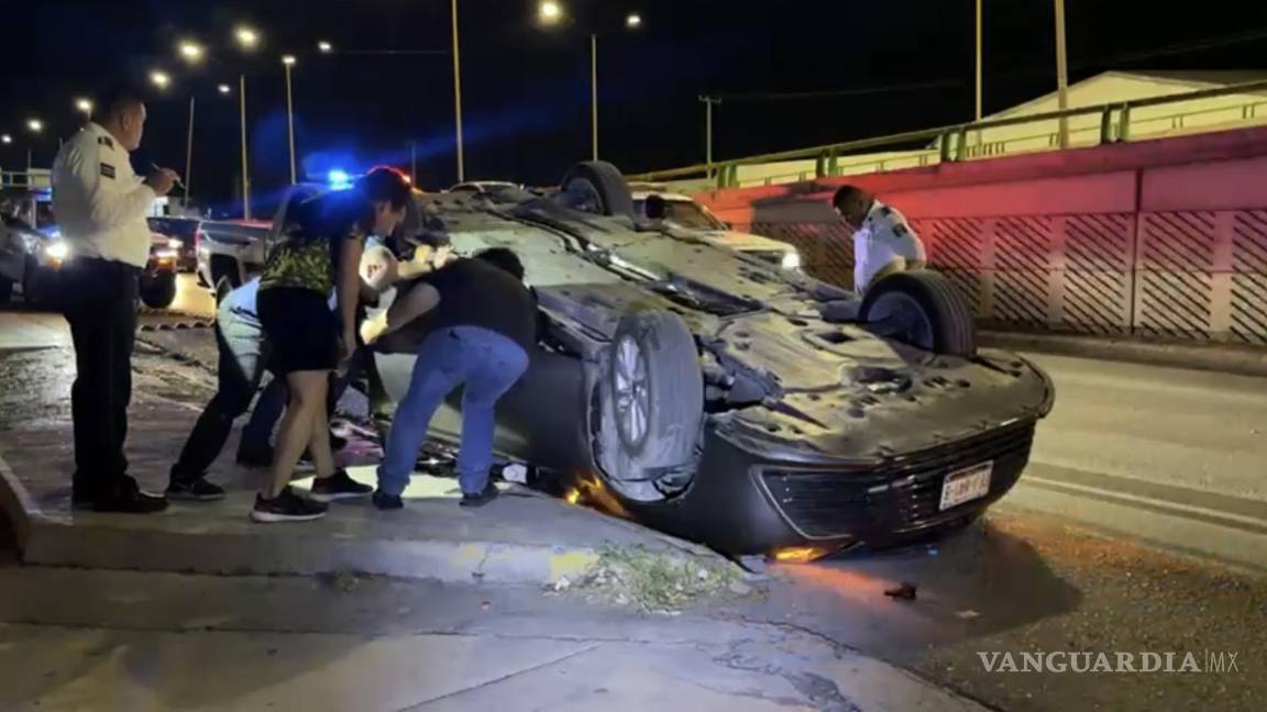 Conductor en supuesto estado de ebriedad vuelca sobre puente, al norte de Saltillo