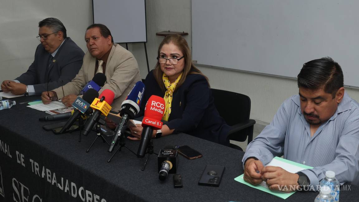 $!La líder sindical Isela Licerio durante su rueda de prensa en Saltillo.