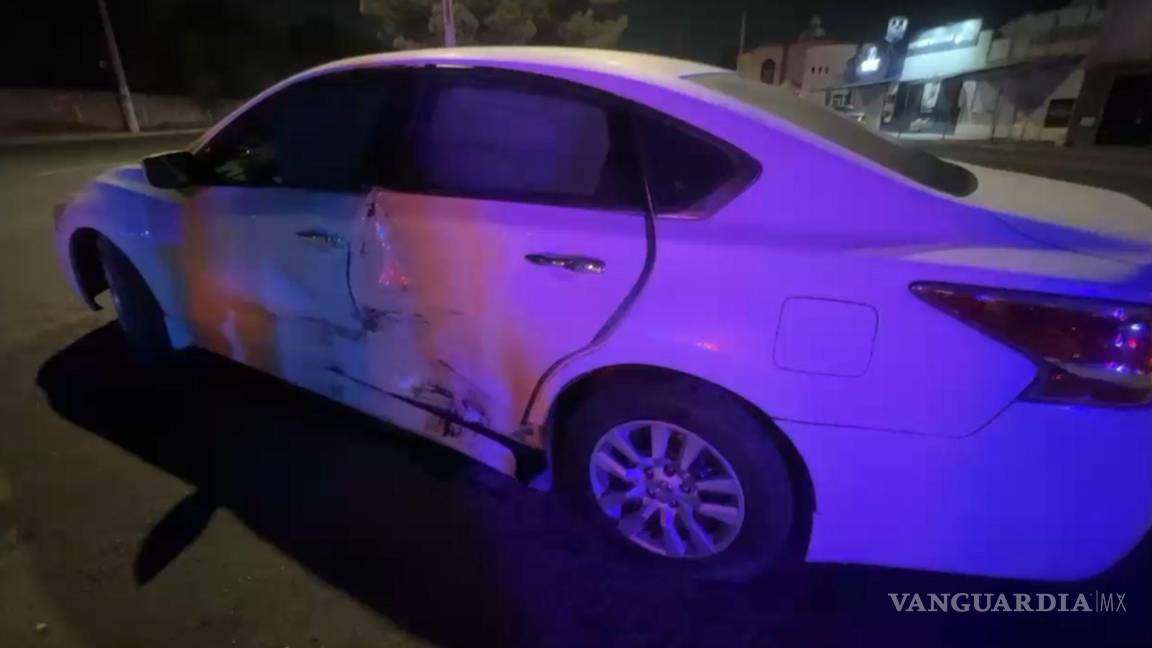 $!El vehículo Nissan Altima quedó con daños en un costado tras la imprudente maniobra.