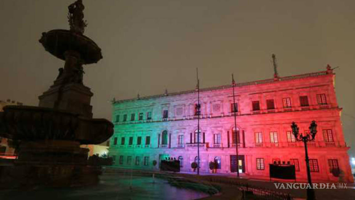 Palacio de Gobierno se ilumina de tricolor