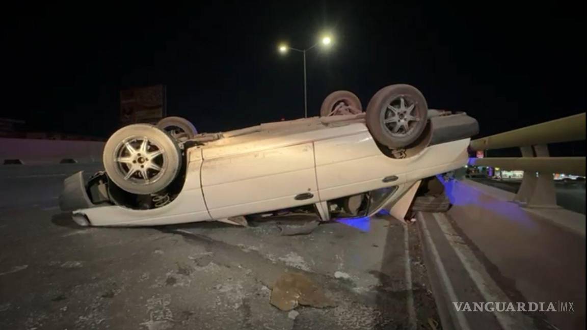 Vuelca y queda prensado al tomar una curva a exceso de velocidad en el periférico LEA de Saltillo