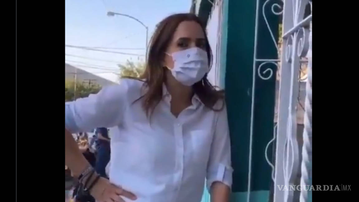 Captan a la candidata por Nuevo León Clara Luz Flores haciendo campaña con las vacunas antiCOVID