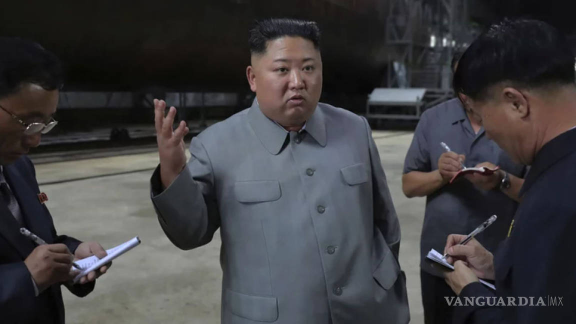 Kim Jong-un inspecciona nuevo submarino; añade presión a EU