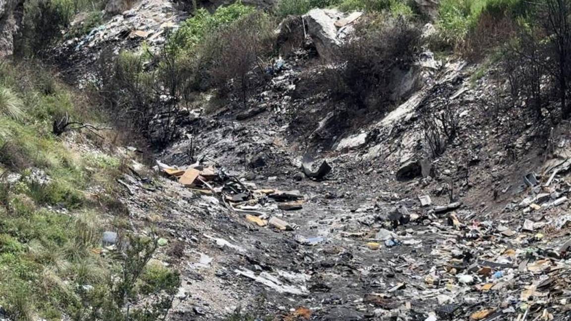 $!Montones de escombros quemados en un arroyo de la colonia Nueva Revolución, producto del desmantelamiento de vehículos.