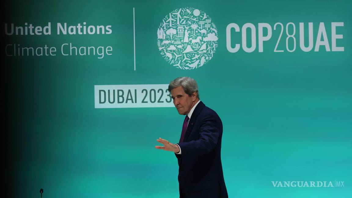 $!El enviado presidencial especial de Estados Unidos para el clima, John Kerry, llega a una conferencia de prensa en la Expo City Dubai.