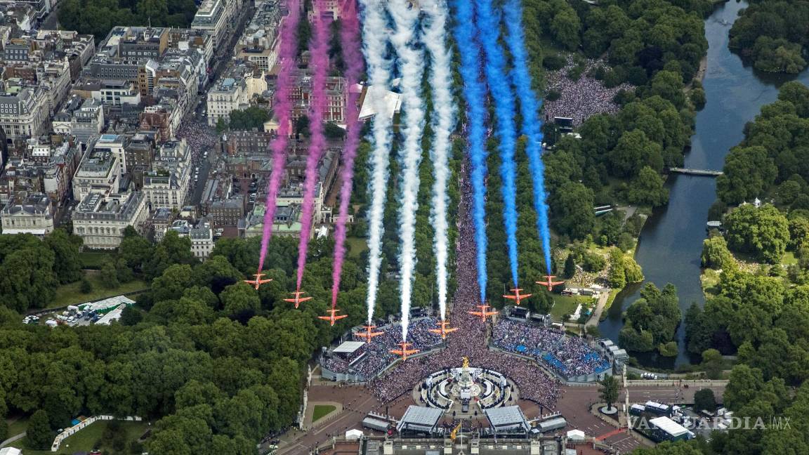 $!Aviones de acrobacias aéreas Red Arrow sobrevuelan tras el desfile, en Londres.