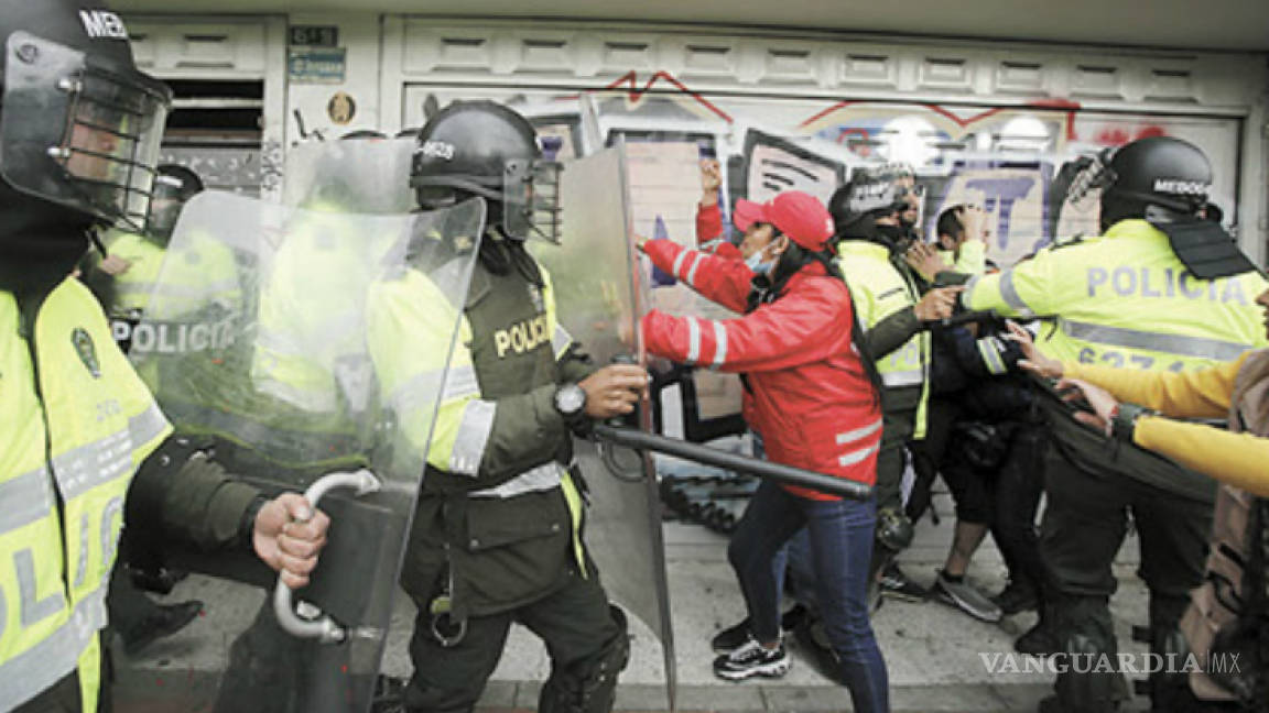 Chocan protestas y policía en Bogotá, en vísperas de ‘un gran cacerolazo’; rechazan ‘fracking’
