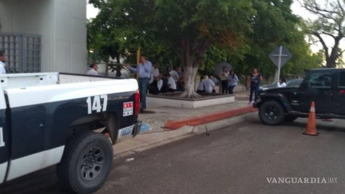 Amenaza de bomba provoca evacuación de empleados del SAT en CDMX