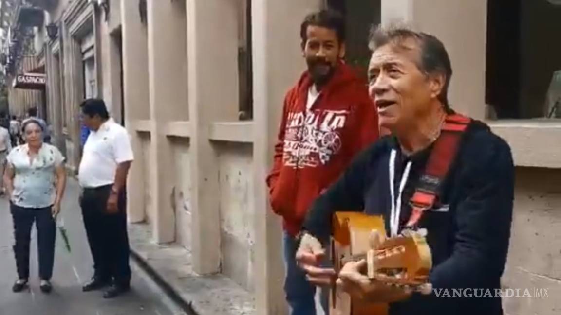 José María Napoleón ayuda a cantante callejero... y se echa palomazo en calles de Morelia