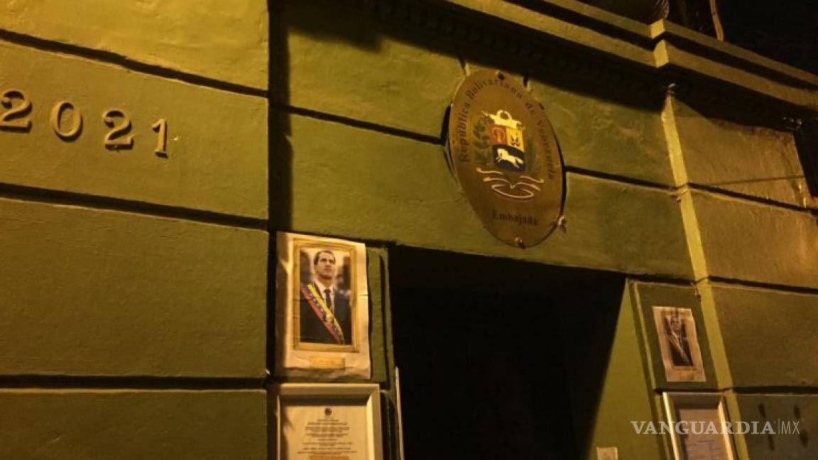 Amanecen varias sedes diplomáticas de Venezuela en el mundo con fotos de Guaidó