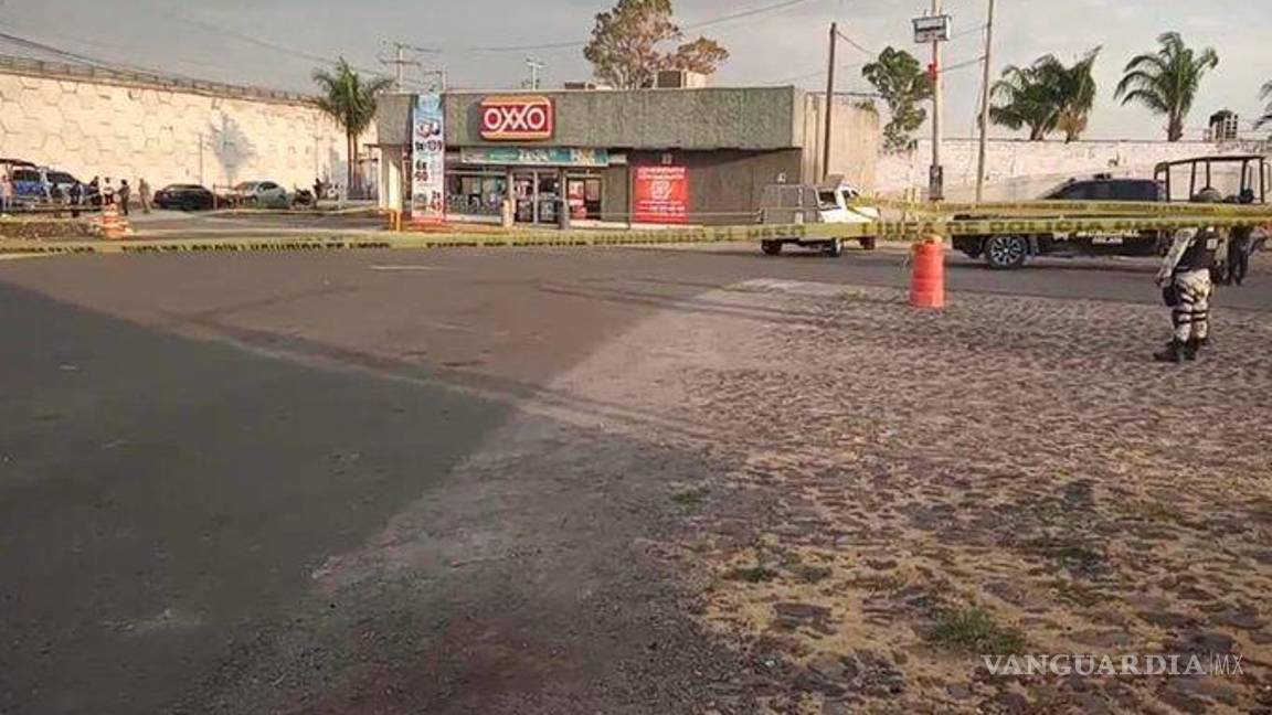 $!Ambos cuerpos fueron trasladados al Semefo de Celaya para la realización de los estudios forenses