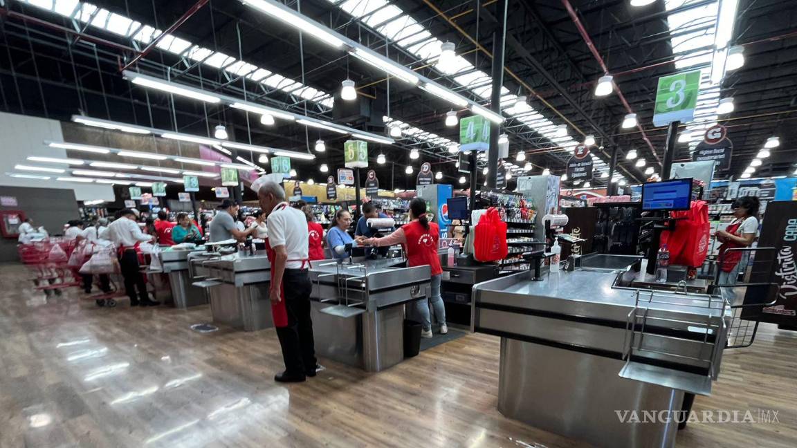 $!Trabajadores de supermercados en Saltillo reportan desconocer cuándo comenzarán a implementarse las disposiciones de la Ley Silla.