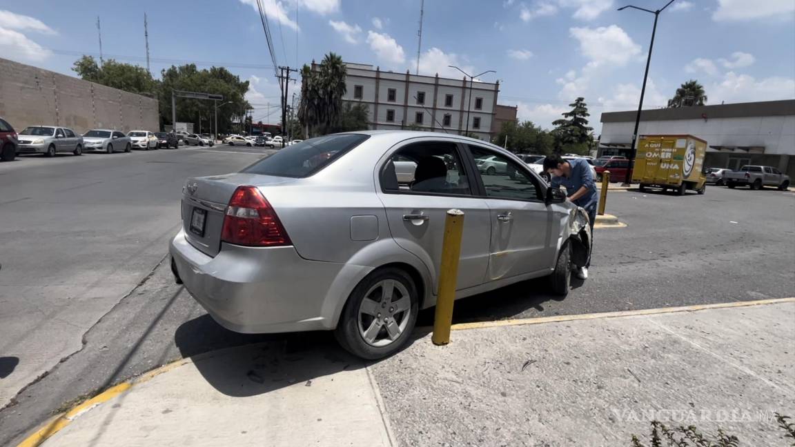 Distracción al volante provoca choque y proyecta a vehículo contra plaza en Zona Centro de Saltillo