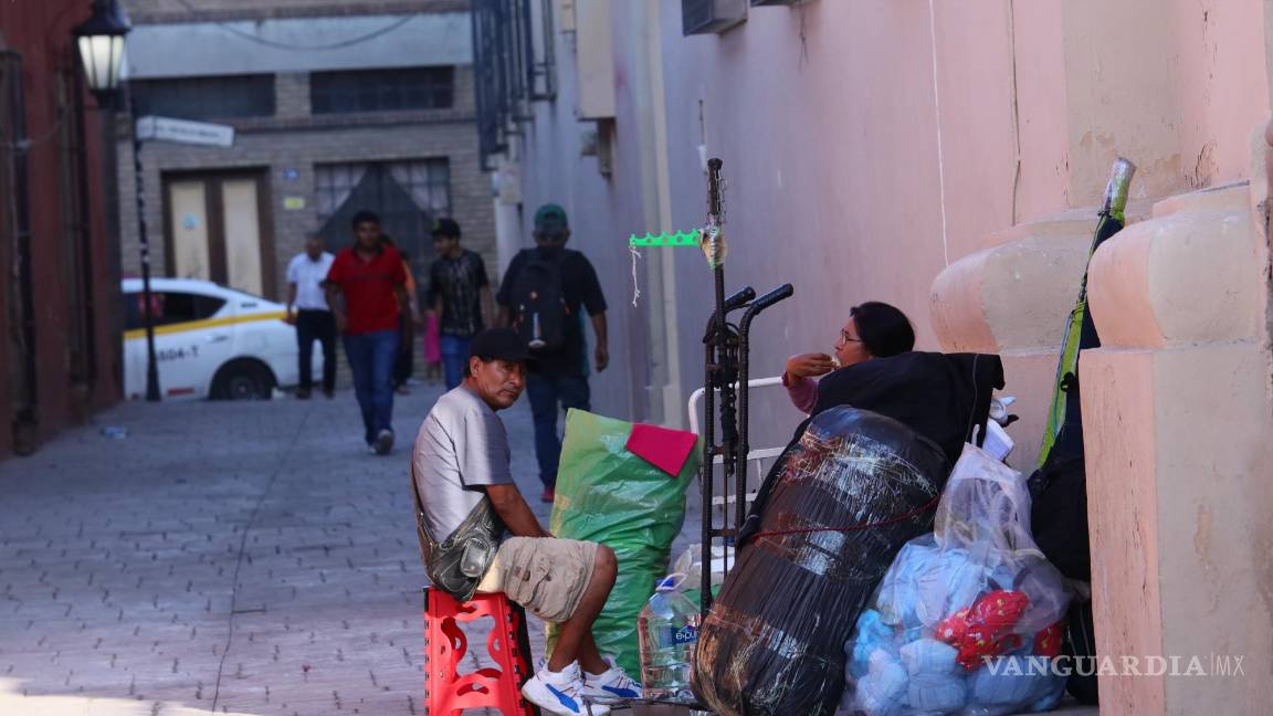 $!Los puestos se instalan en las calles cercanas a la Catedral.
