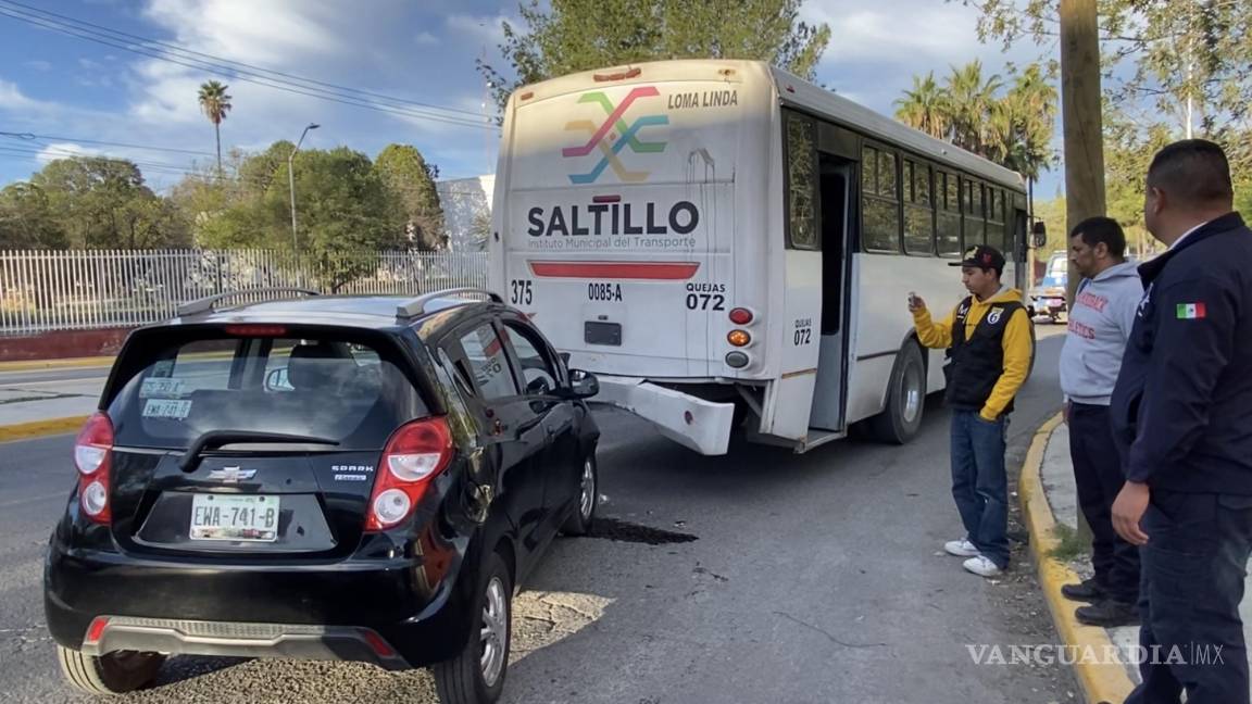 Despistado conductor termina incrustado en unidad de la ruta Loma Linda de Saltillo