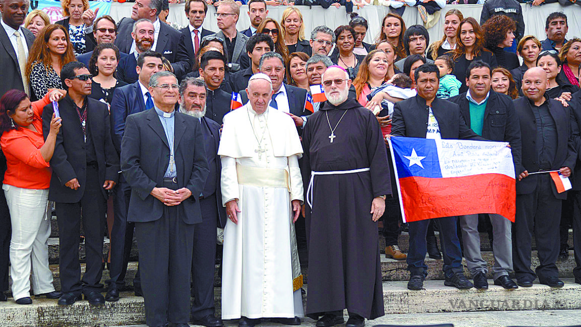Papa recibe a 31 mineros chilenos