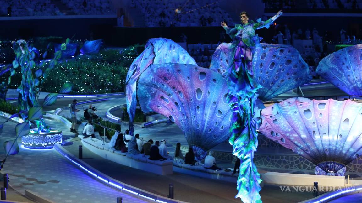 $!Los bailarines se presentan en el centro de espectáculos de Al Wasl Plaza en el sitio de la EXPO durante la ceremonia de apertura oficial de la EXPO 2020, Dubai, Emiratos Árabes Unidos. EFE/EPA/Ali Haider