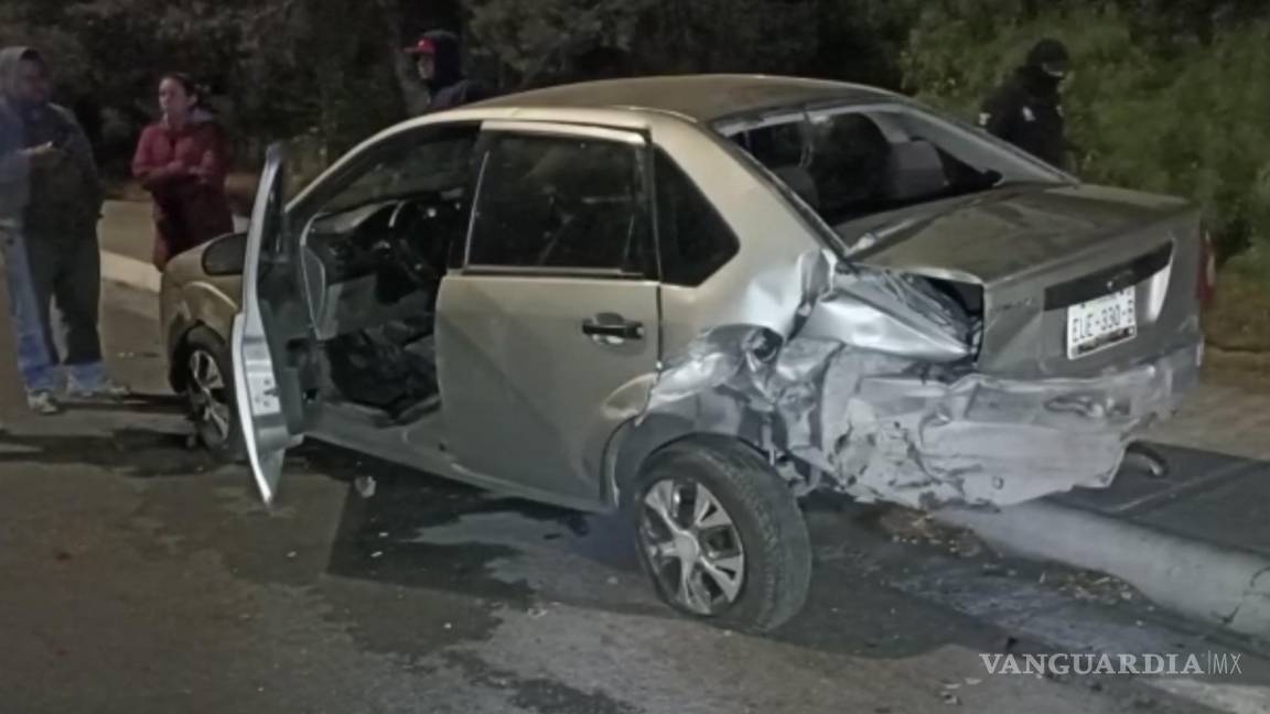 Vehículo choca a familia y huye en Saltillo; madre e hijos resultan lesionados