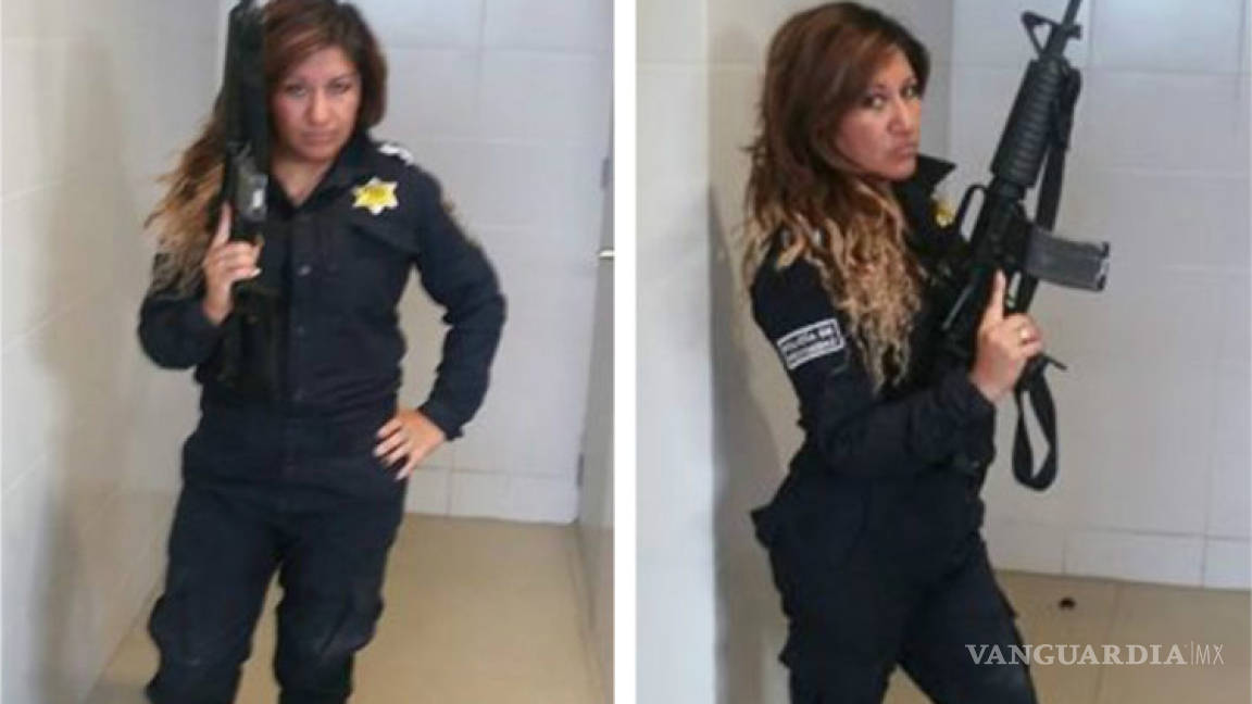 Surge #LadyPistolas; porta un uniforme de policiía y muestra sus armas