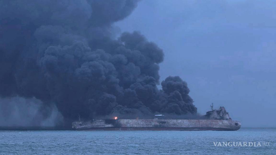 Barco petrolero accidentado en China corre el riesgo de explotar