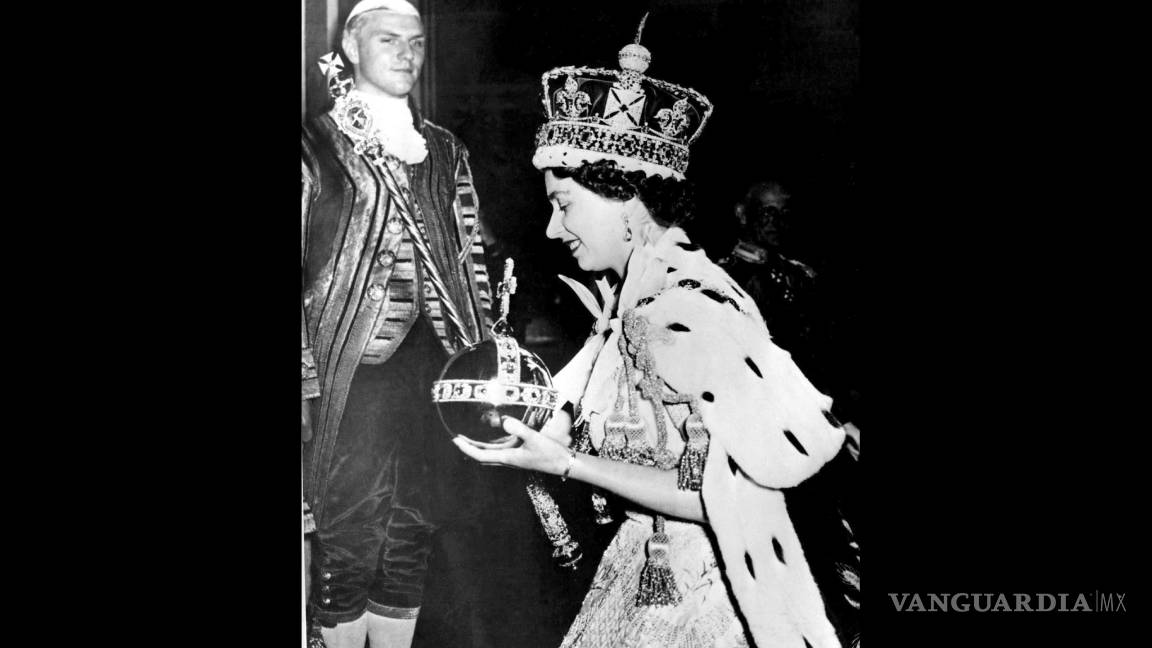 $!Revela Isabel II los peligro de llevar la corona de Estado