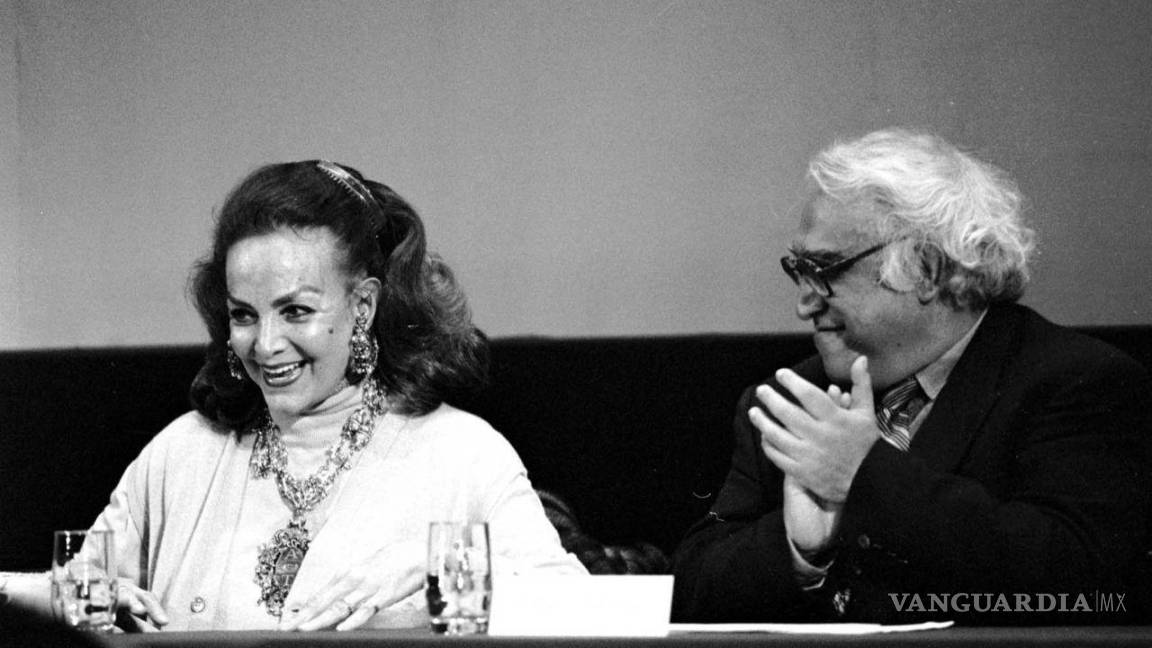 $!María Félix durante la presentación del libro de su vida acompaña de de Carlos Monsivais el 7 de abril de 2002.