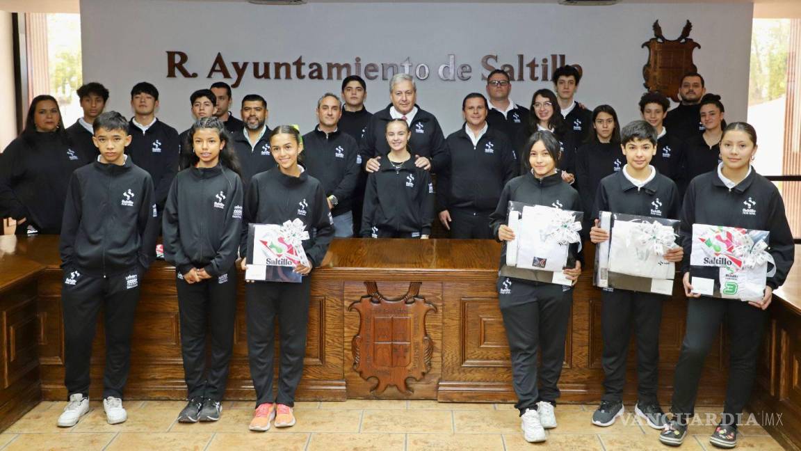 Uniforma Municipio de Saltillo a jóvenes que irán a justa deportiva internacional