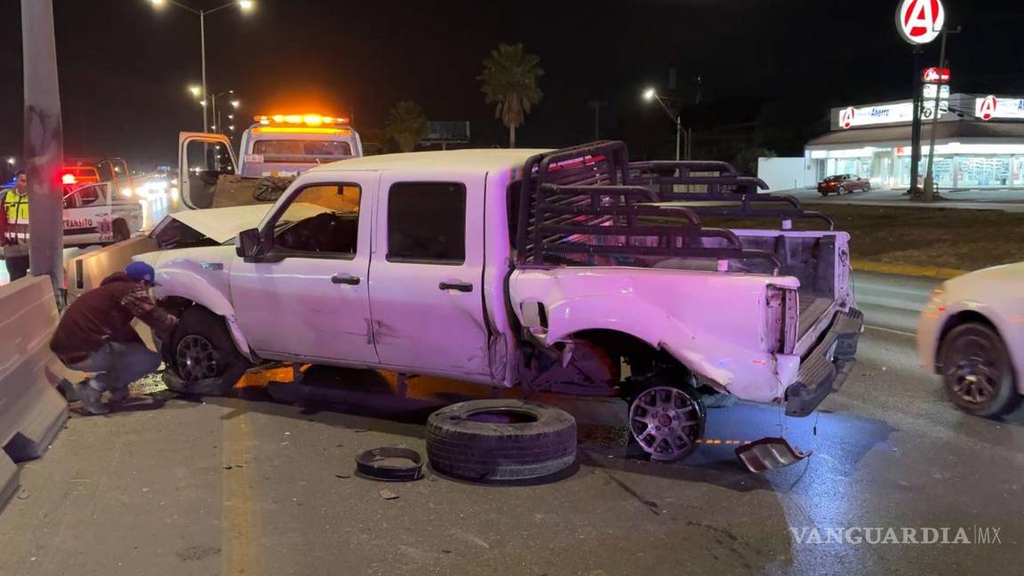 $!La camioneta Ford quedó severamente dañada tras impactarse contra la ballena vehicular en el bulevar Fundadores.