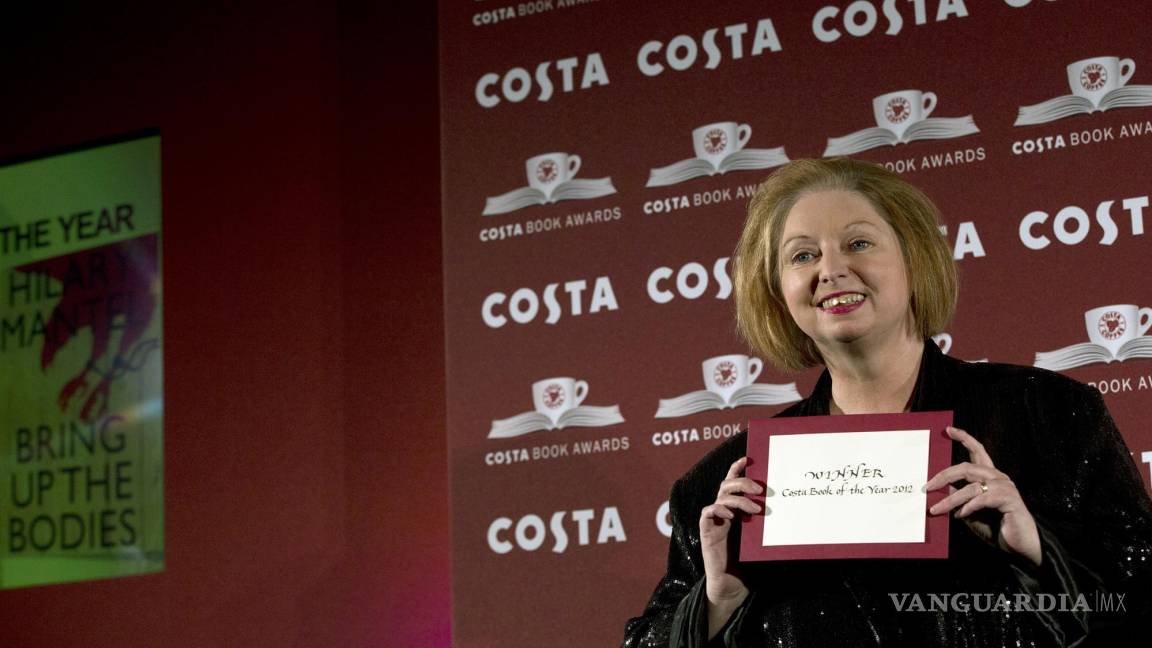 $!Autora y ganadora del premio Costa Book of the Year 2012 Hilary Mantel posa para los fotógrafos en la ceremonia de entrega de premios Costa Book en Londres.