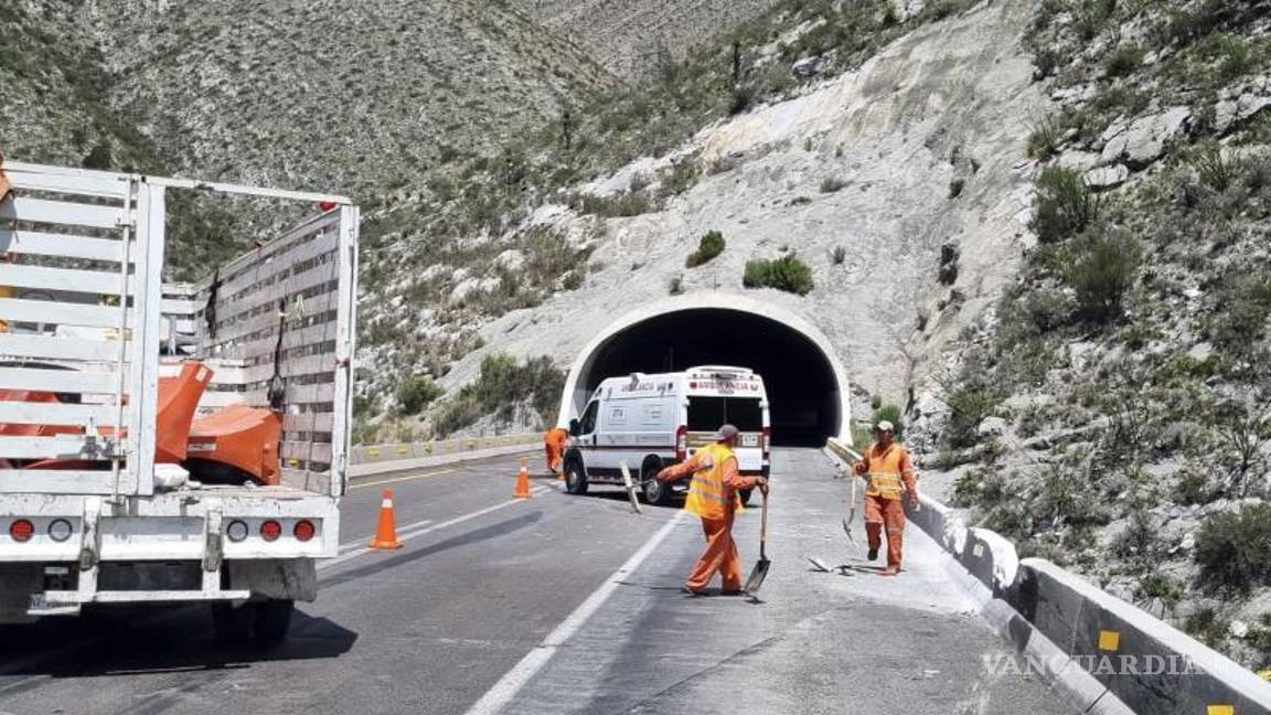 $!Rápida respuesta de los equipos de emergencia en el kilómetro 229 de la carretera 57 tras el volcamiento de un camión de carga.