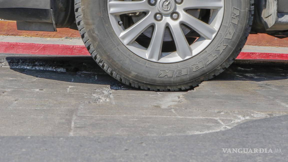 $!El tormento de circular entre parches y baches en el Centro de Saltillo