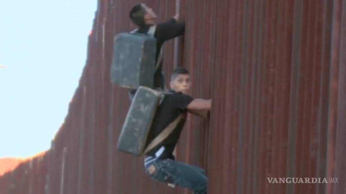 Captan a dos ‘burreros’ saltando muro fronterizo