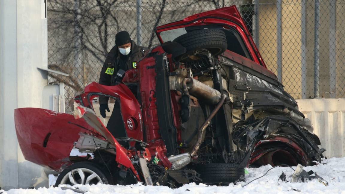 Auto cae 15 metros desde una autopista de Chicago, hay dos muertos