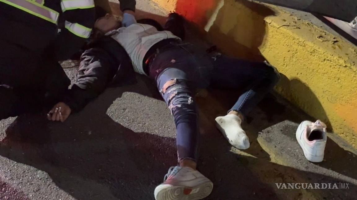 $!Paramédicos atendienron a la joven de 19 años que quedó inconsciente sobre la carpeta asfáltica.