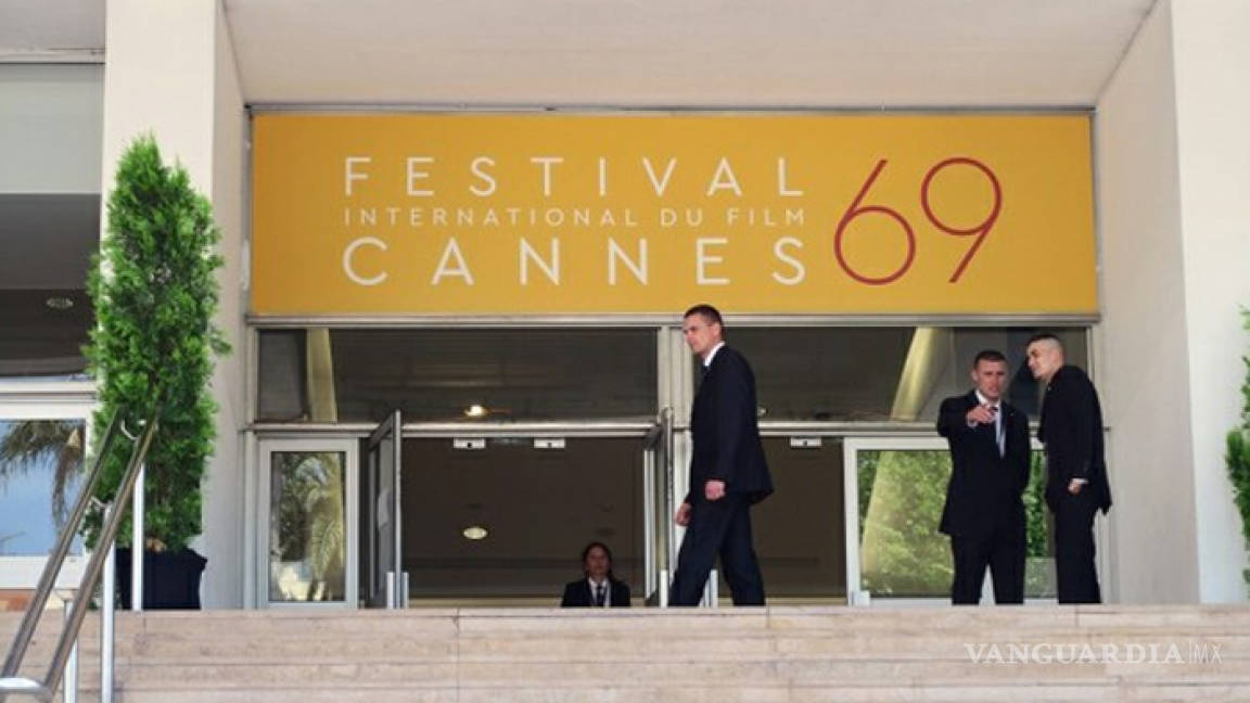 Aplauden a Gael García en estreno de 'Neruda' en Cannes