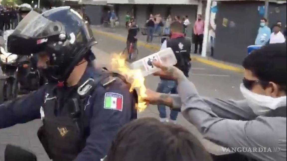 Prendieron fuego a policía durante protesta por muerte de Giovanni