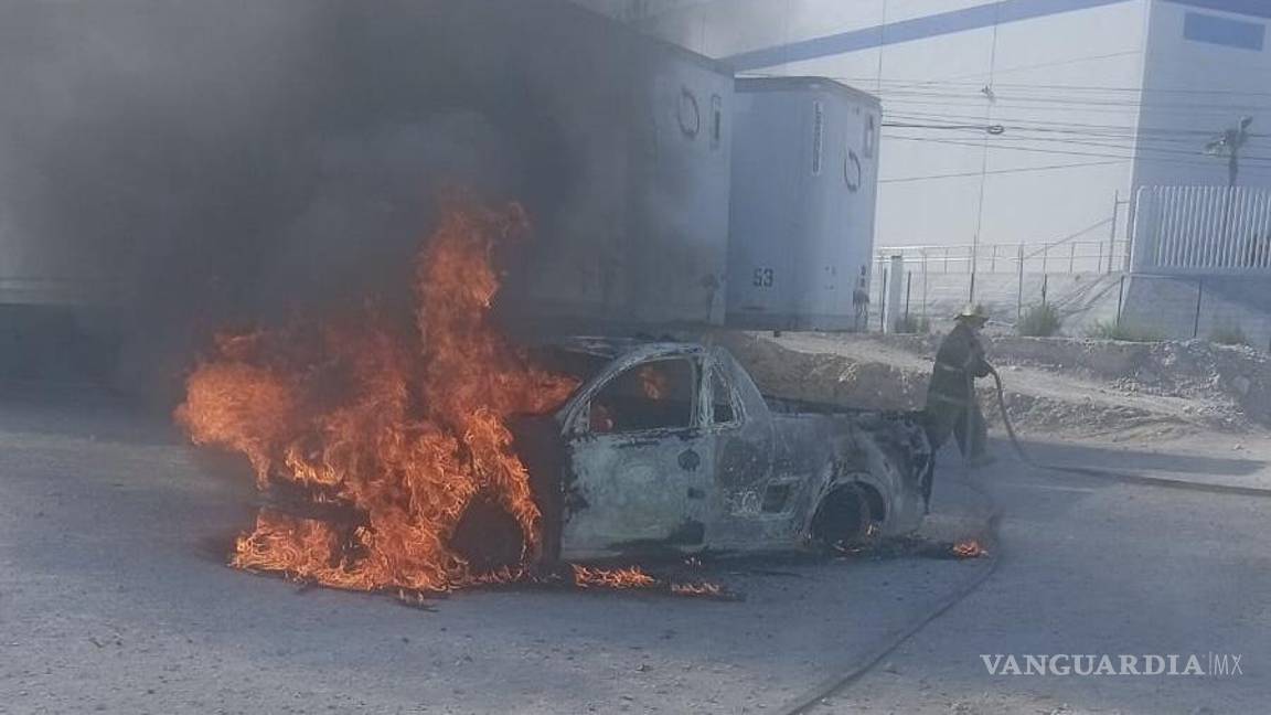 Fuego consume auto dentro de parque industrial en Arteaga; cortocircuito, presunta causa