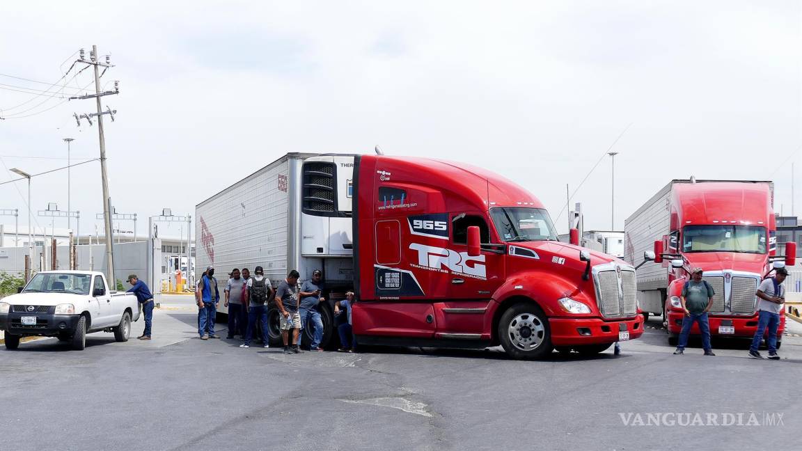 Bloquean transportistas puente internacional Reynosa-Pharr; reclaman por exhaustivas revisiones de EU
