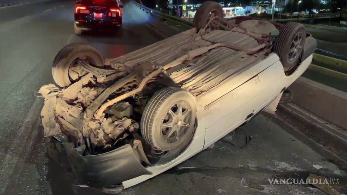 $!Vuelca y queda prensado al tomar una curva a exceso de velocidad en el periférico LEA de Saltillo